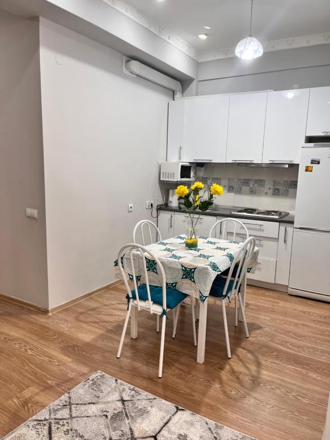 2-Х Комнатная В Золотом Квадрате Apartment Almaty Exterior photo